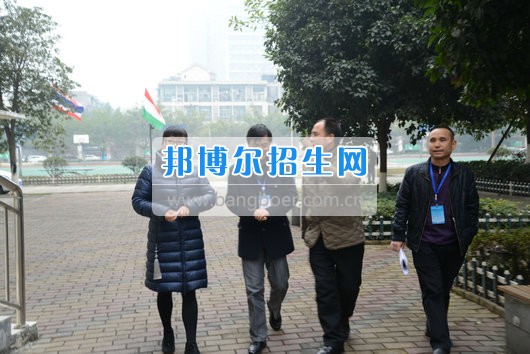 青羊區(qū)教育局機(jī)關(guān)黨委書(shū)記劉立頻赴成都市青蘇職業(yè)中專學(xué)校視察開(kāi)學(xué)準(zhǔn)備工作