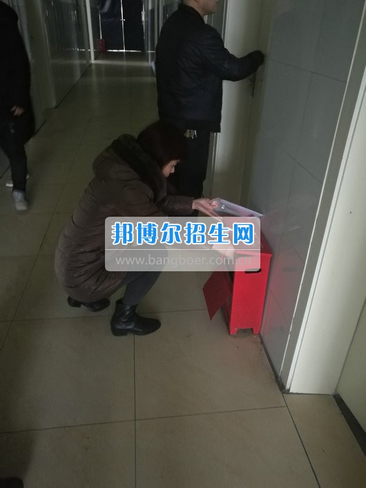 區(qū)教育局安全辦領(lǐng)導到成都市青蘇職業(yè)中專學校檢查安全工作