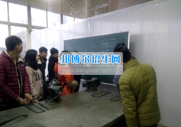 眉山科學技術(shù)學校組織汽修專業(yè)學生進行崗前培訓