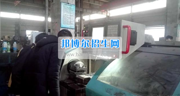眉山科學技術(shù)學校組織汽修專業(yè)學生進行崗前培訓