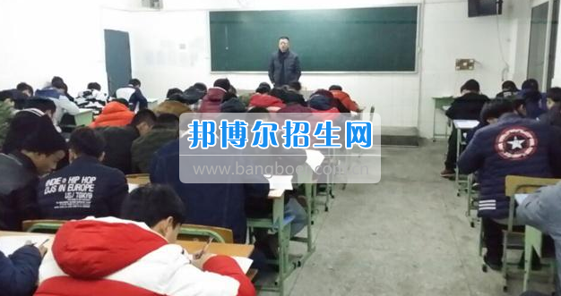眉山科學技術(shù)學校組織汽修專業(yè)學生進行崗前培訓