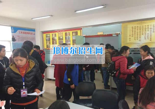 眉山科學(xué)技術(shù)學(xué)校2017春季招生場(chǎng)面火爆