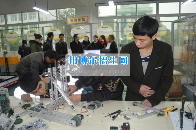 縣科協(xié)領導到四川省江安縣職業(yè)技術學?？赐麢C器人大賽師生