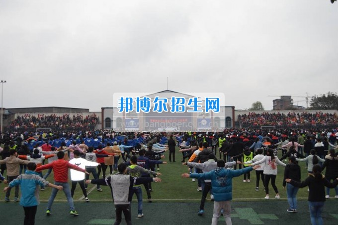 四川省江安縣職業(yè)技術(shù)學(xué)校家長(zhǎng)會(huì)實(shí)現(xiàn)“家校同心，師生同行”